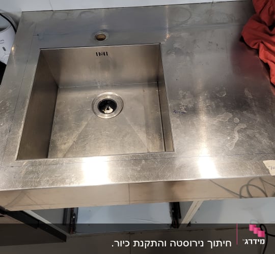 כיור נירוסטה עם משטח עבודה, חפצים בצד